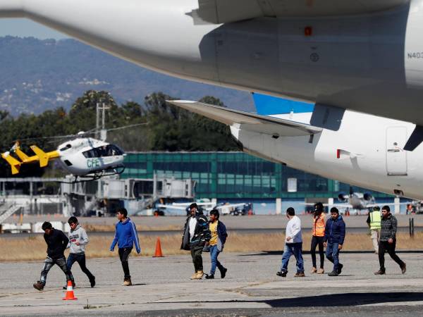 Migrantes guatemaltecos deportados bajan del avión que los trajo desde El Paso, Texas.