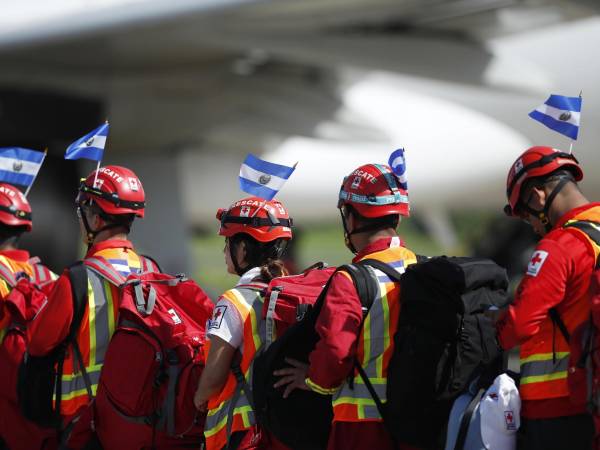 Un equipo de rescatistas, personal médico y perros de rescate partieron este jueves desde El Salvador con rumbo a Venezuela para apoyar en las labores de búsqueda y rescate en el país sudamericano, golpeado el miércoles por dos fuertes terremotos que hasta el momento dejan 188 fallecidos y 1.520 heridos.