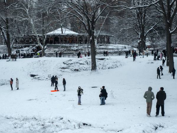 Se prevé que la tormenta que ha causado la cancelación de miles de vuelos se intensifique el domingo.