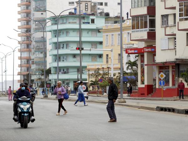 Fotografía de archivo de personas que transitan por una calle en La Habana (Cuba). EFE/ Ernesto Mastrascusa