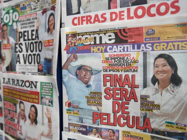 Fotografía de archivo que muestra portadas de distintos diarios en Lima (Perú).