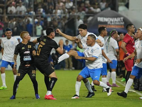La bronca se quiso armar tras la polémica por el penal, pero Shin Fujiyama llegó a separarlos.