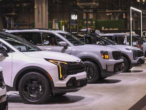 Imagen de archivo de vehículos exhibidos en una sala estadpunidense.