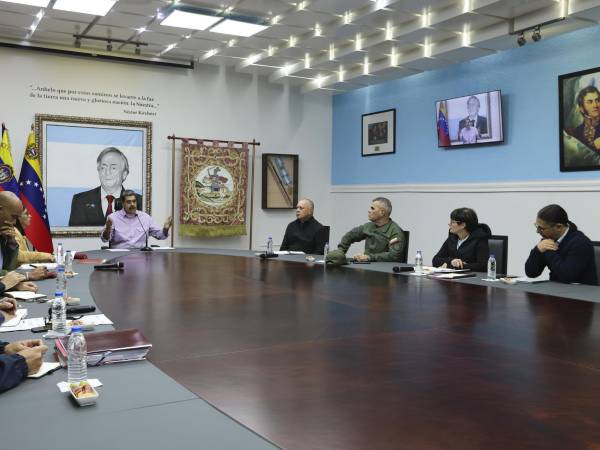 Fotografía cedida por el Palacio de Miraflores del presidente de Venezuela, Nicolás Maduro (c), hablando durante una reunión de gobierno este viernes, en Caracas.
