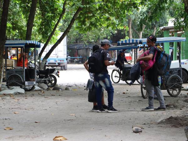 Migrantes caminan en cercanía al río Suchiateen este viernes, en Suchiate (México).
