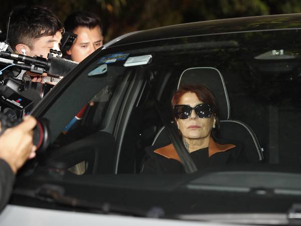 La cantante mexicana, Alejandra Guzmán llega al hospital donde falleció su madre la actriz Silvia Pinal este jueves en Ciudad de México (México). EFE/ Mario Guzmán