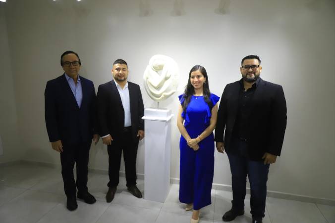 Víctor Manuel Rodríguez, el escultor expositor Roberto Ventura, Zully Cuéllar y Abraham Sáenz