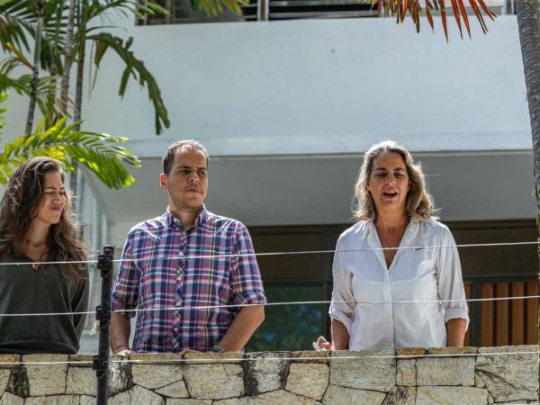 Claudia Macero (i), Pedro Uchurrurtu (c) y Magalli Meda, asilados en la residencia del embajador de Argentina.