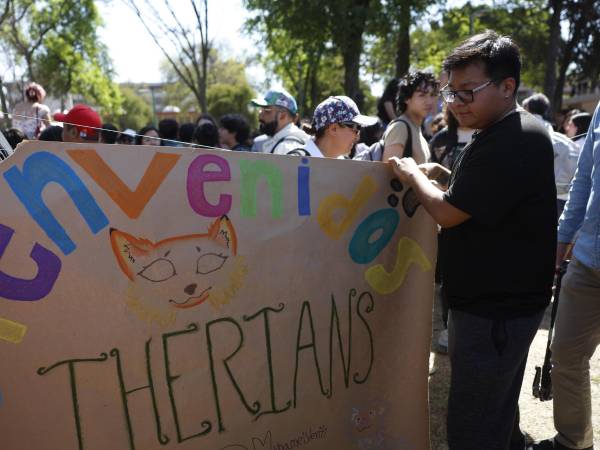Un joven sostiene un cartel durante la primera reunión de Therians en Ciudad de México (México). EFE/ Sáshenka Gutiérrez