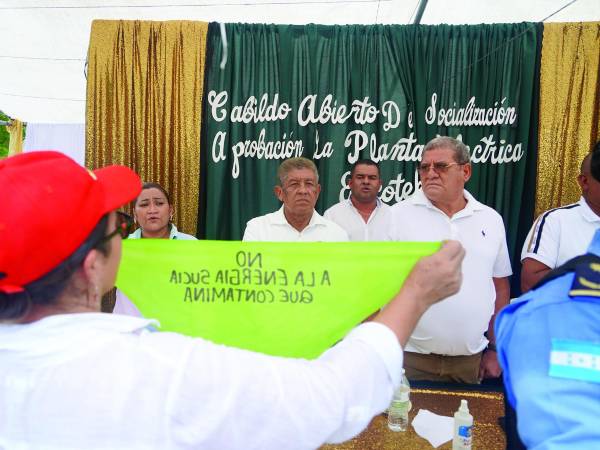 <b>El alcalde Adán Fúnez tuvo que ser resguardado por la Policía para no ser agredido.</b>