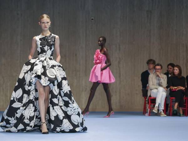 La colección tuvo como elemento central en casi todas sus prendas una flor, ya fuera en los tacones de las modelos, en sus cabellos, bordada o drapeada sobre sus vestidos.