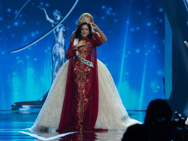 Fátima Bosch al momento de recibir la corona de Miss Universo.