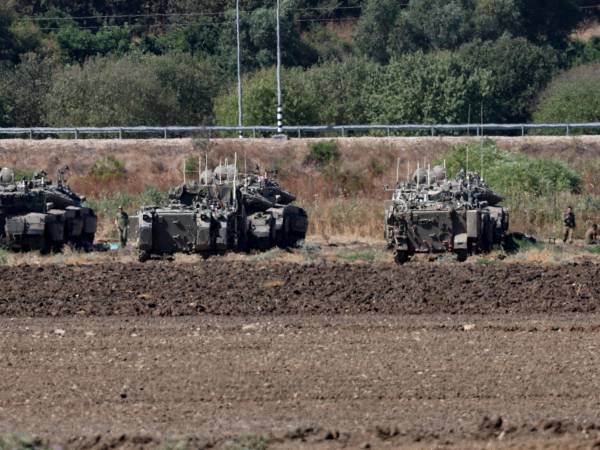 Vehículos militares del Ejército Israelí en la frontera con el Líbano. EFE/EPA/ATEF SAFADI