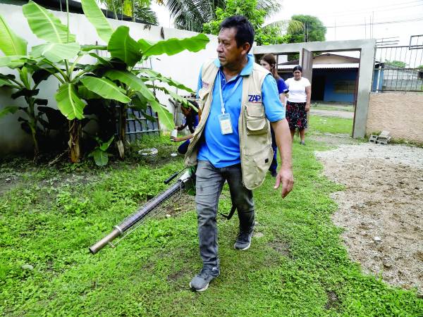 Un miembro de la Región Metropolitana de Salud fumiga una vivienda de la colonia Central. Fotos: Franklyn Muñoz