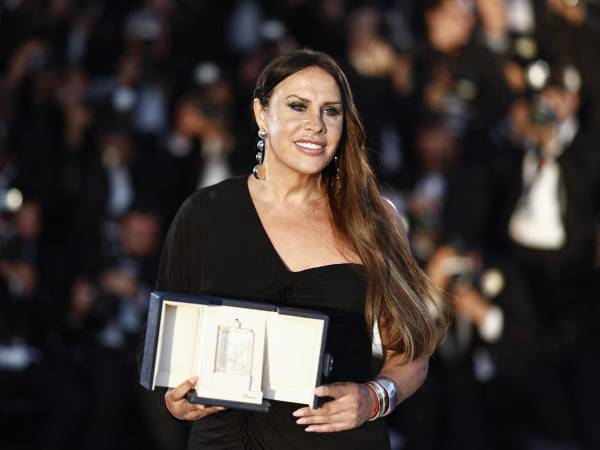 La actriz española Karla Sofía Gascón posa con sus premios en Cannes.