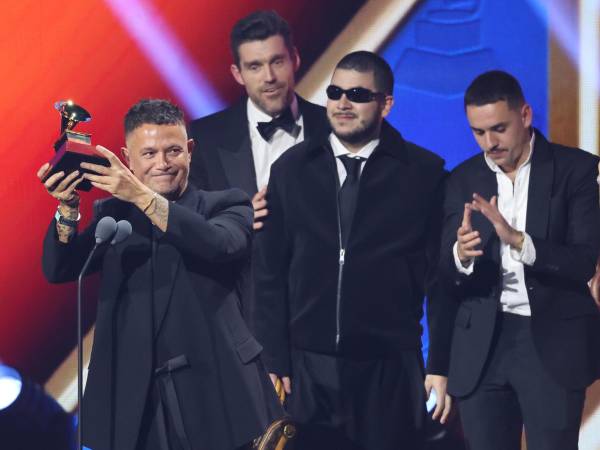 El cantante español Alejandro Sanz recibe un Latin Grammy a grabación del año este jueves, en Las Vegas (Estados Unidos).