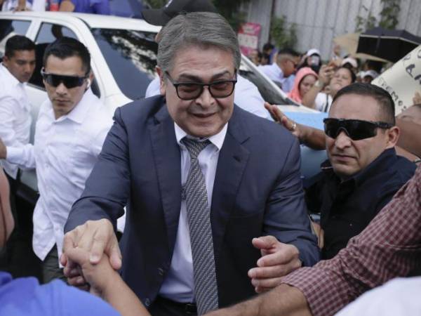 El expresidente Juan Orlando Hernández, previo a una audiencia del proceso por fraude y lavado, el pasado martes en Tegucigalpa. EFE/Gustavo Amador