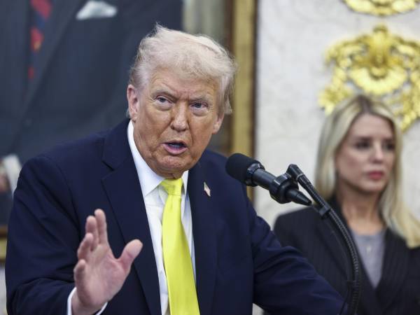 El mandatario Donald Trump agregó que puede que tengan un hermoso barco y más les vale deshacerse de él porque están muy nerviosos, al bromear sobre el control que dice el Comando Sur ha logrado sobre el área.