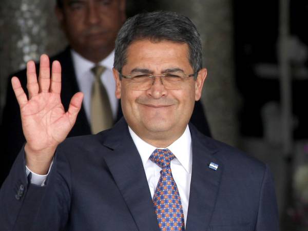 Fotografía de archivo del 18 de octubre de 2017 del entonces presidente de Honduras, Juan Orlando Hernández, saludando durante un evento en Ciudad de Panamá (Panamá). EFE/ Alejandro Bolívar / ARCHIVO