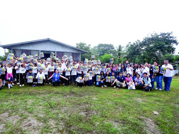 <b>Estudiantes del centro de educación básica Junior Yaudet Burbara celebraron con el equipo de La Prensa, OIM y voluntarios el éxito de la jornada. </b>