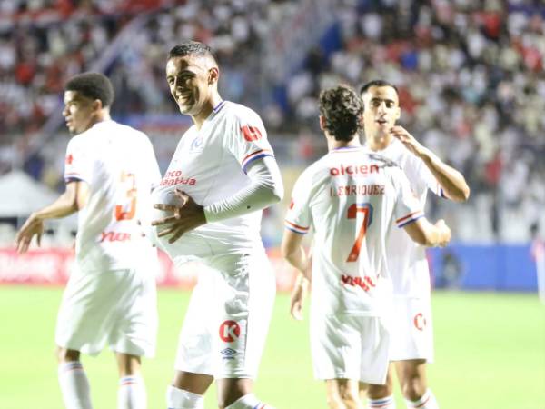 Emanuel Hernández celebrando su gol que abrió el marcador en el Olimpia vs Saprissa.