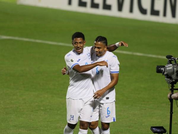 El festejo de Rivas con Choco Lozano tras marcar el 1-0 del partido.