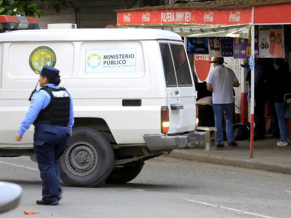 Fotografía que muestra un vehículo del Ministerio Público llegando a la zona del asesinato del abogado penalista René Altamirano el viernes 6 de febrero de 2025, en San Pedro Sula.