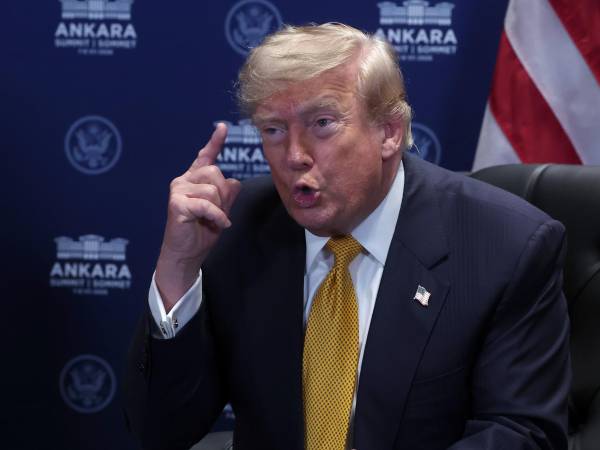 El presidente de Estados Unidos, Donald Trump, habla durante una reunión con el secretario general de la OTAN, Mark Rutte (no aparece en la imagen), al margen de la cumbre de la OTAN en Ankara, Turquía, el 8 de julio de 2026. EFE/EPA/FILIP SINGER / POOL