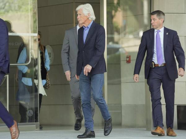 Keith Morrison (c), padrastro del fallecido actor Matthew Perry, sale de la audiencia de Jasveen Sangha, conocida como la 'Reina de la Ketamina', este miércoles, en un tribunal en Los Ángeles, California (Estados Unidos). EFE/ Omar Alonso