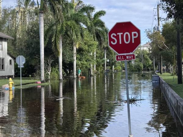 Fotografía de archivo de una calle inundada tras el paso del huracán Milton, en Fort Myers (Estados Unidos).