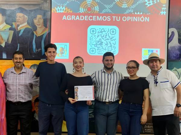 Glenia García y Adonay Díaz junto con los integrantes del grupo Folclórico Catrachos.