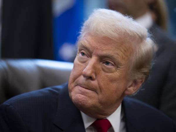 Donald Trump, quien trabó décadas atrás amistad con Epstein y se había opuesto a revelar los archivos argumentando que se trata de un bulo de los demócratas, cambió de postura hace unos días y ordenó se publicaran.