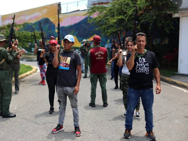 Personas reciben instrucciones militares por parte de la Fuerza Armada Nacional Bolivariana (FANB) de Venezuela este sábado, en Caracas (Venezuela).