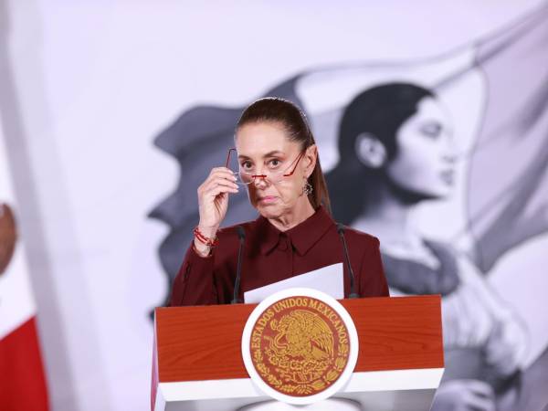La presidenta de México, Claudia Sheinbaum, reacciona durante una rueda de prensa este viernes, en Palacio Nacional de la Ciudad de México (México). EFE/Mario Guzmán