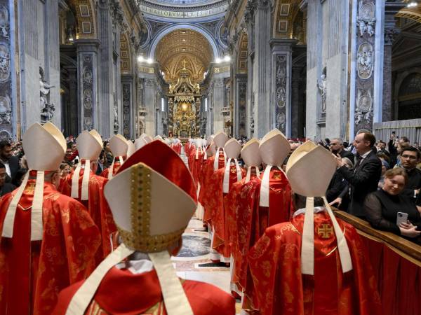Los 133 cardenales electores comenzaron la procesión que desde la Capilla Paulina les llevará a la Capilla Sixtina, donde se encerrarán en el cónclave que elegirá al 267 papa de la historia de la Iglesia Católica para una primera votación en busca del sucesor de Francisco.