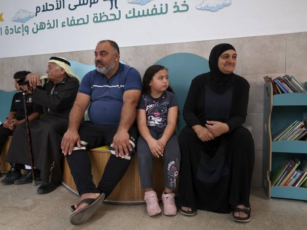 Árabes israelíes esperan en un colegio electoral en Tayibe, centro de Israel, 27 de octubre de 2026. Los israelíes de todo el país acudieron a las urnas para elegir a los 120 miembros de la 26ª Knesset.
