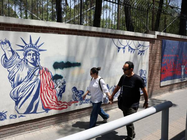 <b>Personas caminan frente a un mural antiestadounidense junto a la antigua embajada de EE. UU. en Teherán, Irán, este 9 de julio de 2026. Irán y EE. UU. EFE/EPA/</b>