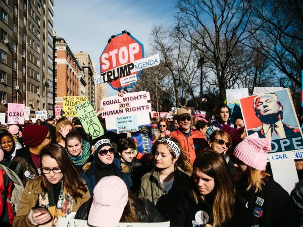 La gente se reúne para la Marcha de las Mujeres en Nueva York, Nueva York, EE. UU., el 20 de enero de 2018.