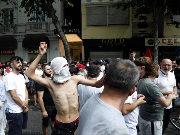 Un manifestante lanza huevos durante una protesta contra un proyecto turístico costero vinculado a Jared Kushner, yerno del presidente estadounidense Trump, en Tirana, Albania, este jueves. EFE/EPA/MALTON DIBRA