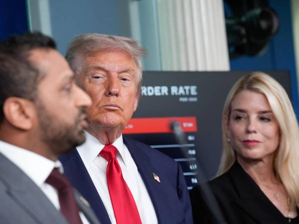 Fotografía del director del FBI, Kash Patel, y el presidente Donald Trump.