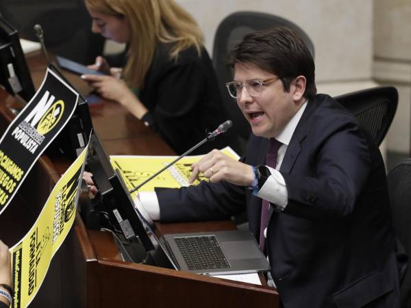 Fotografía de archivo donde aparece el senador Miguel Uribe.