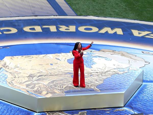La actriz mexicana Salma Hayek habla este jueves, durante la inauguración del Mundial de la FIFA 2026 en el estadio Ciudad de México (México).