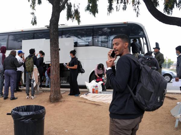 Migrantes esperan su turno para subir a un bus, este miércoles en San Ysidro, San Diego (Estados Unidos).