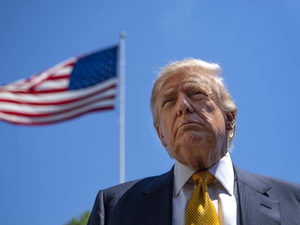 El presidente de Estados Unidos, Donald Trump, habla con la prensa antes de partir de la Casa Blanca rumbo a China, en Washington, D.C., EE. UU.