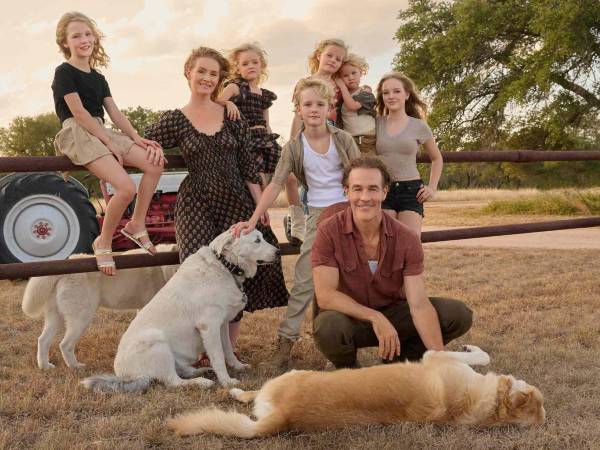 Figuras del medio artístico salieron en defensa de la familia de James Van Der Beek después de que se creara un GoFundMe en su nombre tras la muerte del actor. Y es que varios internautas han criticado esta acción de la familia de Van Der Beek, quien murió el 11 de febrero, a los 48 años, después de una batalla contra el cáncer colorrectal en etapa III.