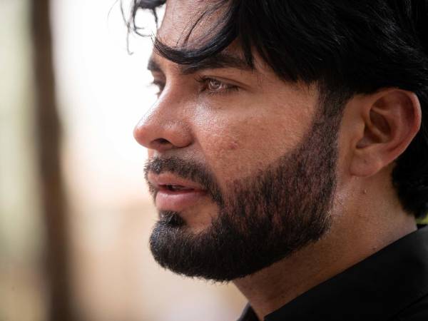 En una funeraria en Caracas, Lenin Peña, Míster Universo Venezuela 2025, despidió este domingo a su novio, cuyo cuerpo encontró tras una búsqueda de diecisiete días entre los escombros del edificio donde vivían juntos, en la devastada región costera de La Guaira, y que colapsó por el doble terremoto del pasado 24 de junio.