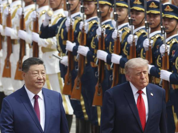 El presidente chino Xi Jinping inspecciona una guardia de honor junto al presidente estadounidense Donald Trump durante una ceremonia de bienvenida en el Gran Salón del Pueblo en Pekín, China.