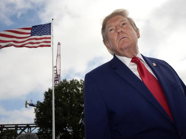El presidente de Estados Unidos, Donald Trump, fue captado este 16 de octubre, al atender a la prensa, al salir de la Casa Blanca, en Washington DC (EE.UU.). EFE/Yuri Gripas/Pool