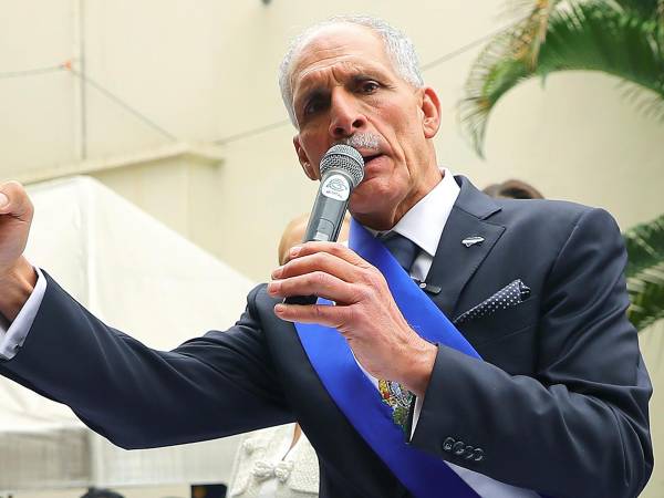 El presidente de Honduras, Nasry 'Tito' Asfura, habla luego de su investidura en Tegucigalpa.