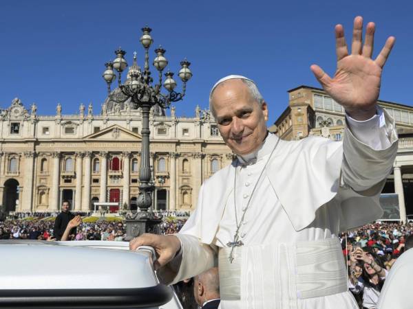 El papa León XIV saluda a los fieles en Ciudad del Vaticano.